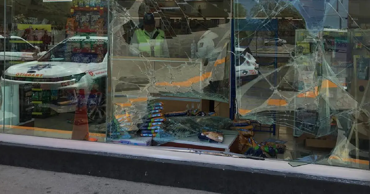Camioneta casi termina dentro de farmacia en colonia Nuevo Hermosillo