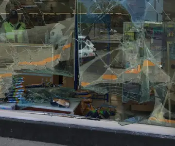 Camioneta casi termina dentro de farmacia en colonia Nuevo Hermosillo