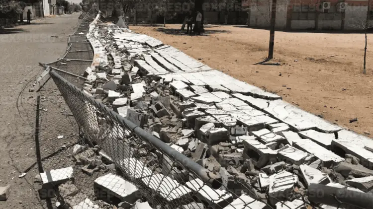 La barda derrumbada es de la calle Ángel Arreola. (Foto: Jesús Ballesteros/EXPRESO)