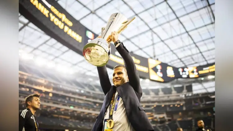 Jaime Lozano levantó la novena Copa Oro para la Selección Mexicana. (Foto: Especial/EXPRESO)