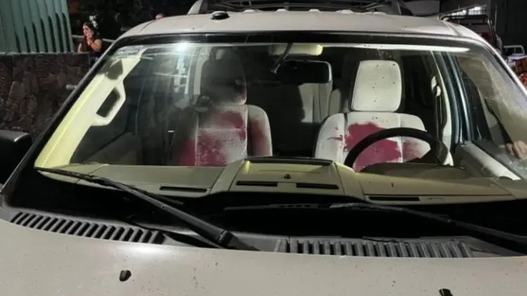 El vehículo en el que llegaron los agresores a recibir atención. (Foto: Cortesía/Tomada de redes)