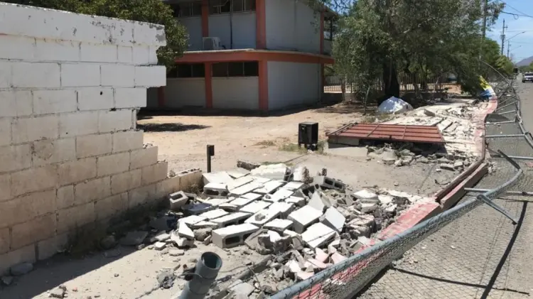 La barda ya se encontraba en estado deteriorado. (Foto: Jesús Ballesteros/EXPRESO)