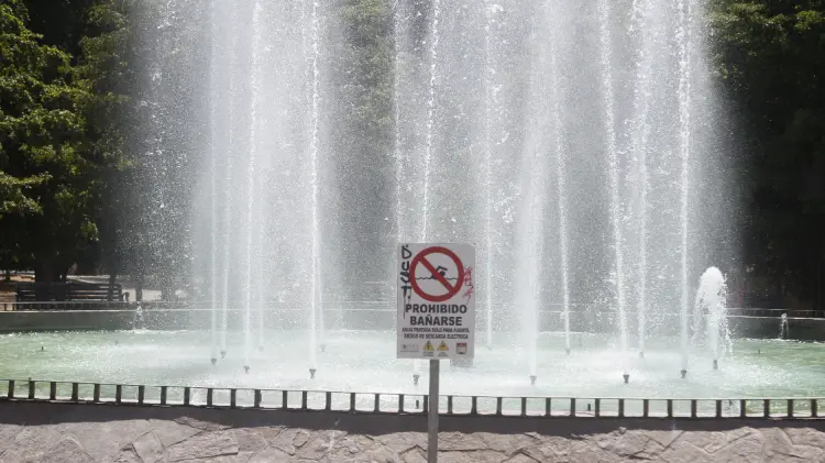 Invitan a la ciudadanía a no meterse a la fuente del Parque Madero. (Foto: J. Ballesteros/EXPRESO)