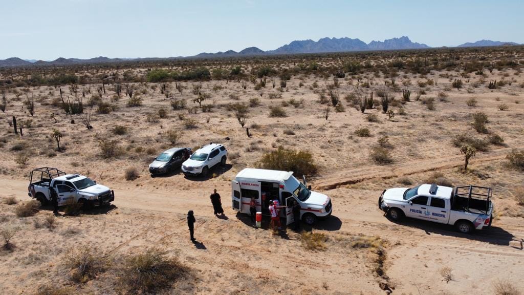 Rescatan a familia estadounidense en camino de terracería en Caborca