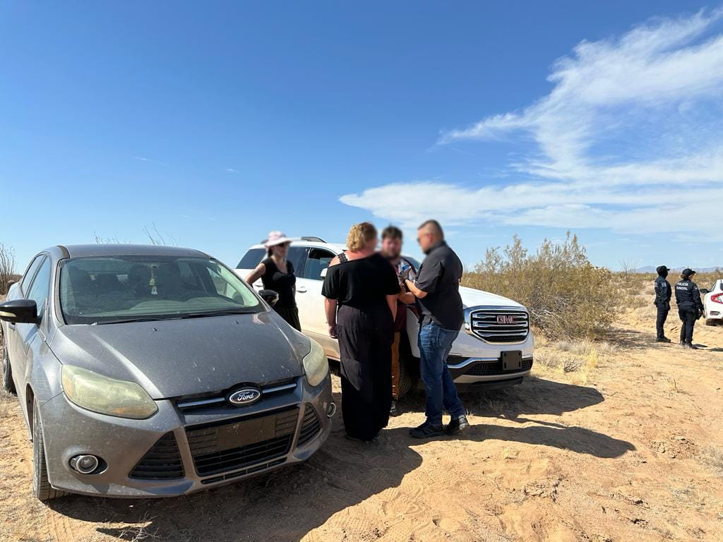 Rescatan a familia estadounidense en camino de terracería en Caborca