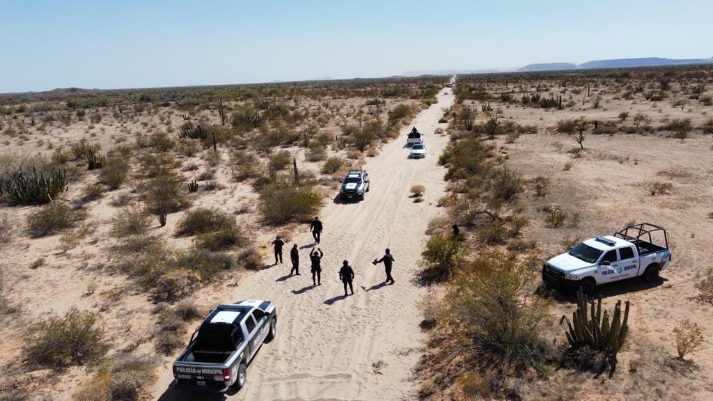 Rescatan a familia estadounidense en camino de terracería en Caborca