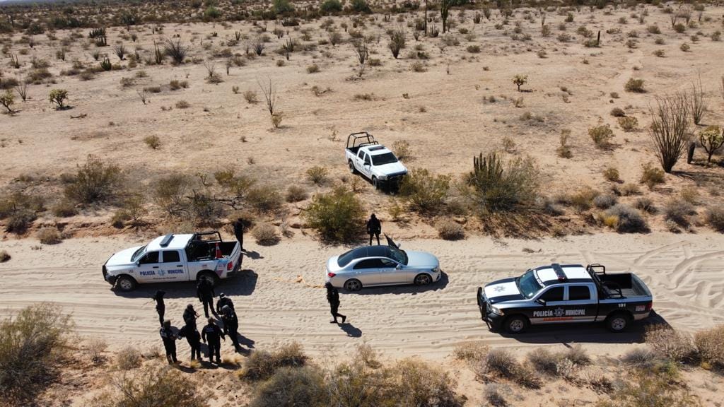 Rescatan a familia estadounidense en camino de terracería en Caborca