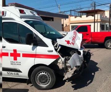 Choca ambulancia de Cruz Roja cuando acudía a atender un reporte