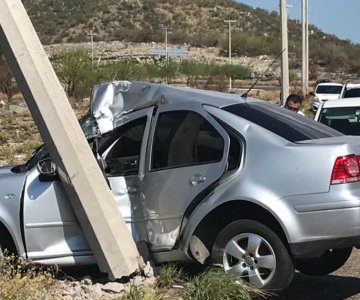 Pierde el control y se estrella contra un poste; es trasladado a hospital