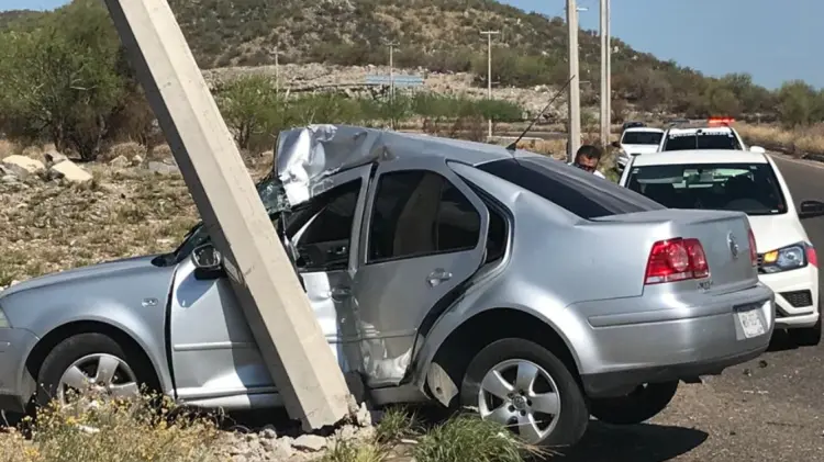 El conductor tuvo que ser rescatado de la unidad. (Foto: Jesús Ballesteros/EXPRESO)