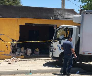 Aparatoso choque dejó un lesionado y daños a un inmueble en López Mateos