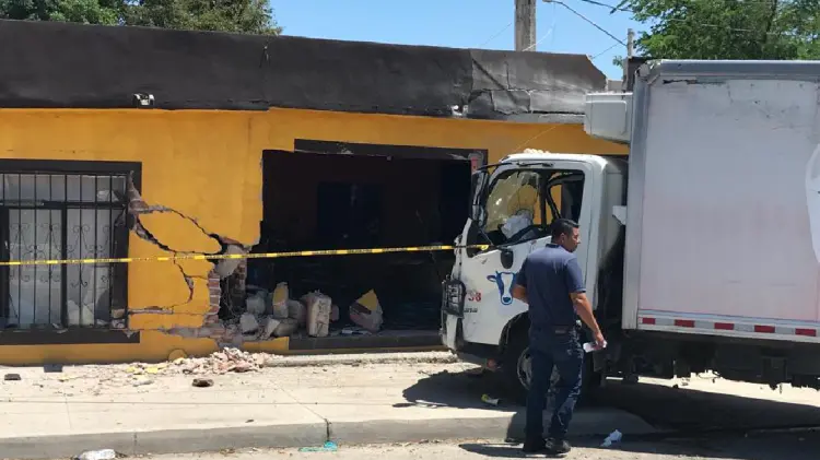 Fuerte choque dejó un lesionado y daños en una casa (Foto:Jesús Ballesteros/EXPRESO)