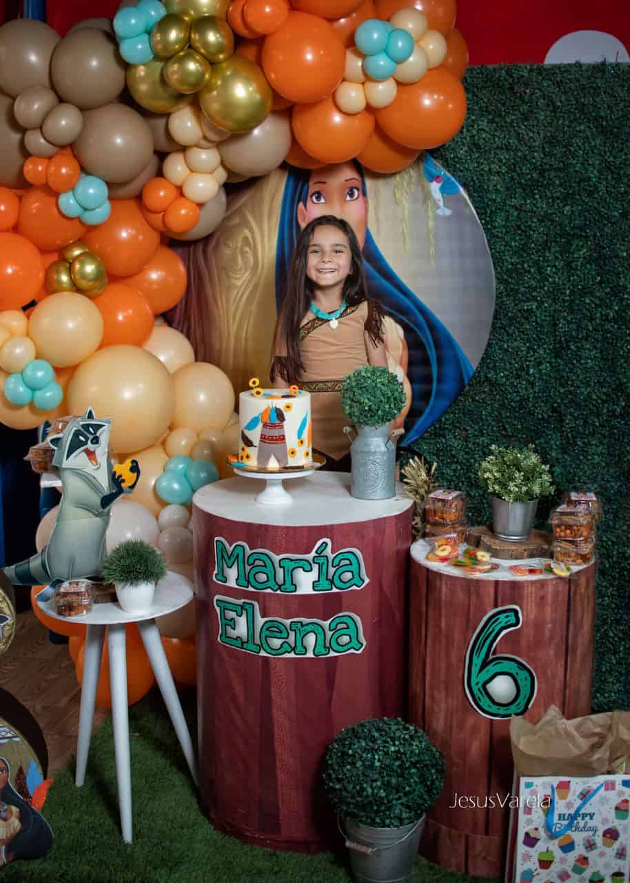 María Elena tiene divertida piñata
