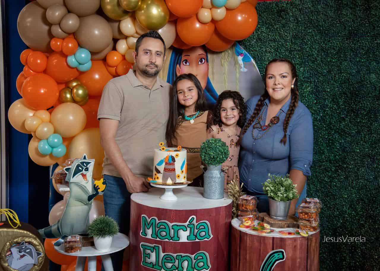 María Elena tiene divertida piñata