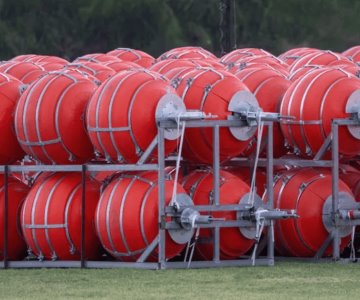 EU demandará al gobernador de Texas por muro flotante en el río Bravo