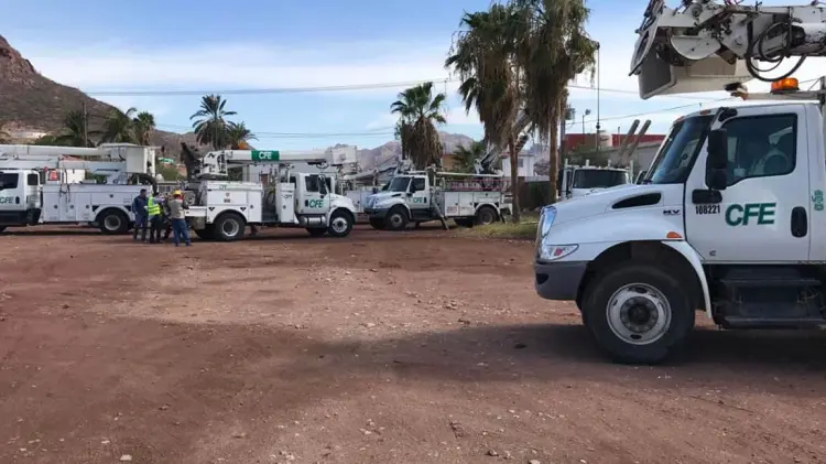 Personal de CFE de Hermosillo y Obregón acuden a Guaymas. (Foto: Jesús Ballesteros / EXPRESO)