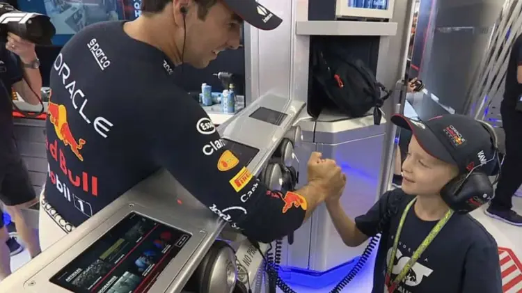 Así fue el emotivo gesto de Checo Pérez con un niño