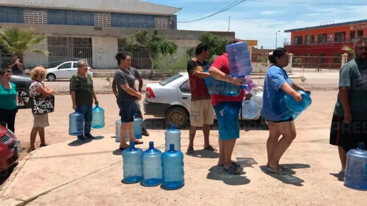 Ciudadanos de Empalme acudieron a una purificadora en colonia Libertad. (Jesús Ballesteros/EXPRESO)