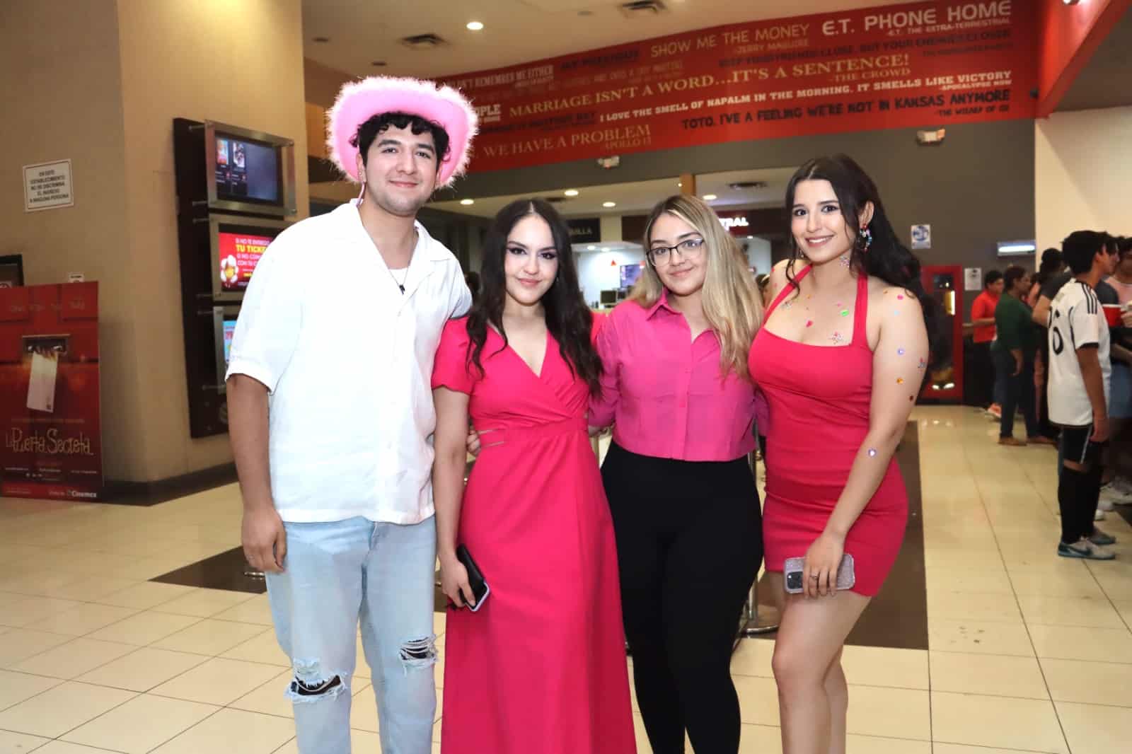 Disfrutan del estreno de Barbie