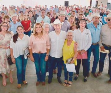 Beneficia Gobernador en salud, becas y seguridad alimentaria