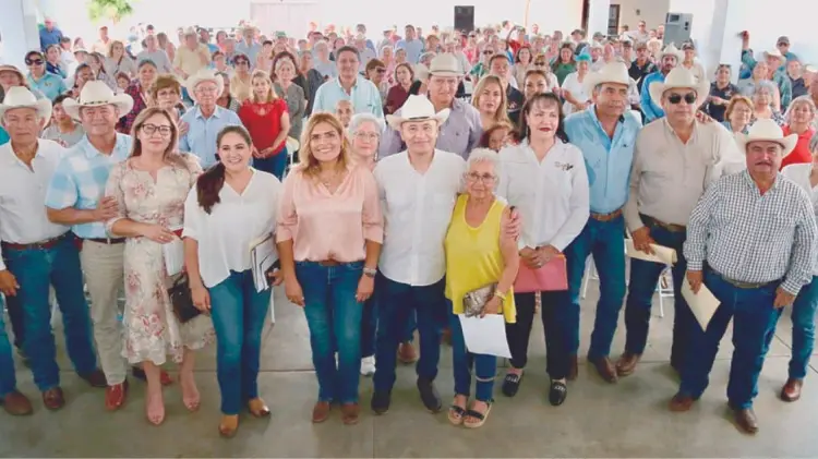 El Gobernador apoyó a ciudadanos de los tres municipios. (Foto: Especial/EXPRESO)
