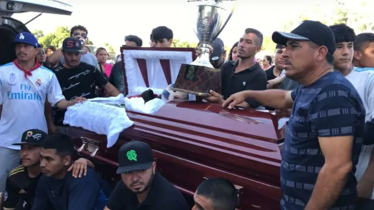 Familiares y jugadores rodearon el féretro de Jorge Alberto. (Foto: Especial/EXPRESO)
