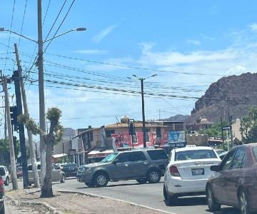 Vecinos bloquean bulevar para exigir energía eléctrica en Guaymas