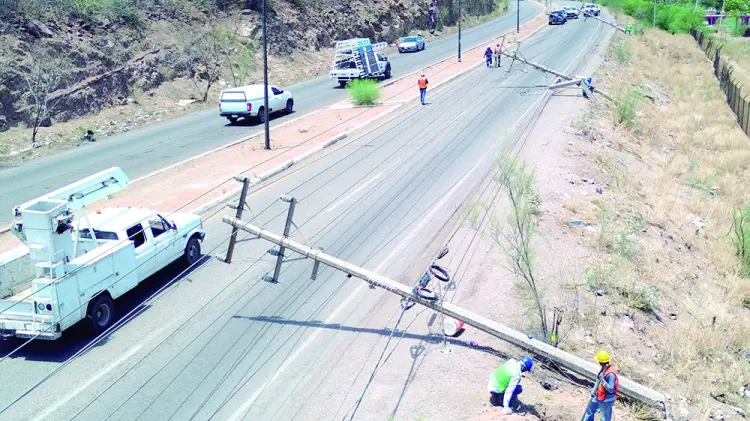 Personal de CFE continúa trabajando en Guaymas y Empalme (Foto: Jesús Ballesteros / EXPRESO)