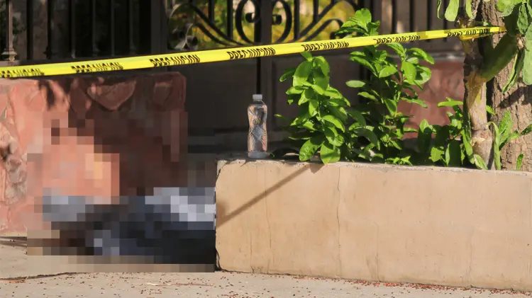 El hombre quedó sin vida en la banqueta de la calle 12 de octubre. (Foto: Cristian Ruiz/EXPRESO)