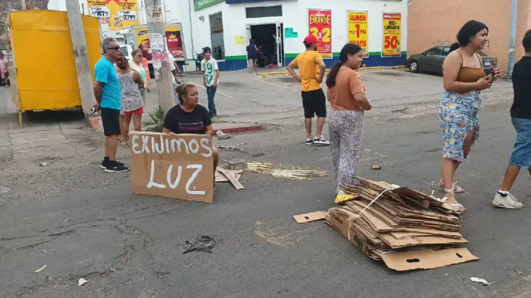 Vecinos en Guaymas exigen energía eléctrica tras 4 días sin luz (Foto:Blanca Ruelas/EXPRESO)