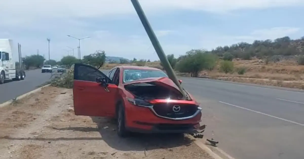 Camioneta se impactó contra un poste en bulevar Ganaderos