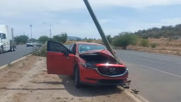 Camioneta se estrella contra poste en bulevar Ganaderos (Foto:Tadeo Cruz/EXPRESO)