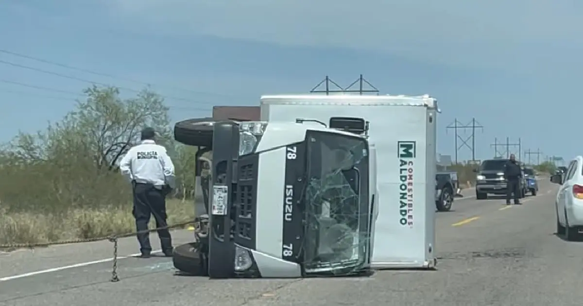 Camión de carga volcado por exceso de velocidad en Hermosillo-Bahía de Kino