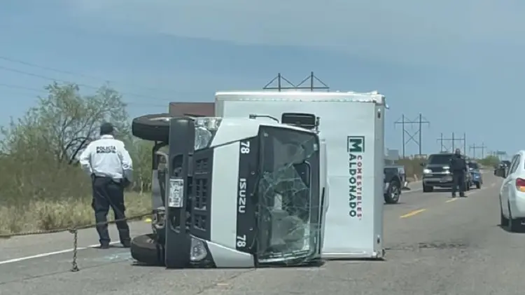 Camión termina volcado en Hermosillo-Bahía de Kino (Foto:Tadeo Cruz/EXPRESO)