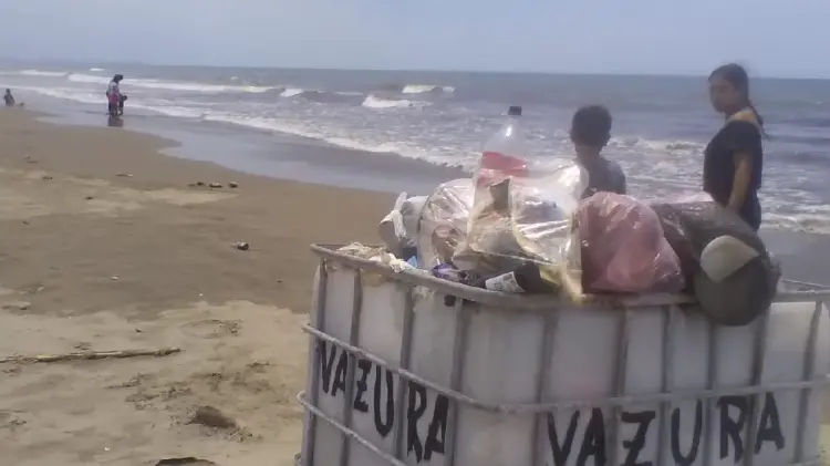 Playas de Huatabampito afectadas por basura (Foto:John Castellón/EXPRESO)