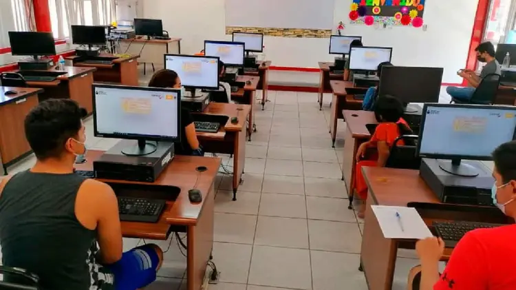 Culminan sus estudios más de mil personas en Isea (Foto:Archivo/EXPRESO)