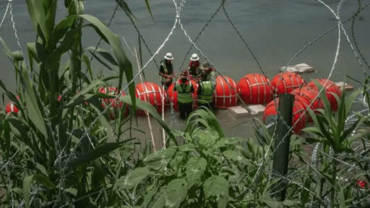 Las boyas cuentan con púas para evitar el cruce de migrantes. (Foto: Tomada de redes/Cortesía)
