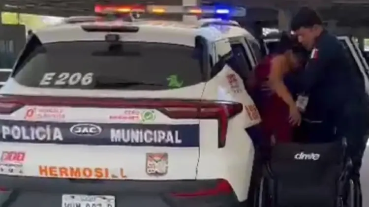 Policías trasladan a embarazada al Himes (Foto:Especial/EXPRESO)