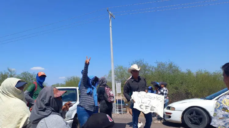 Habitantes del ejido San Francisco se manifiestan por 6 días sin luz (Foto:Blanca Ruelas/EXPRESO)