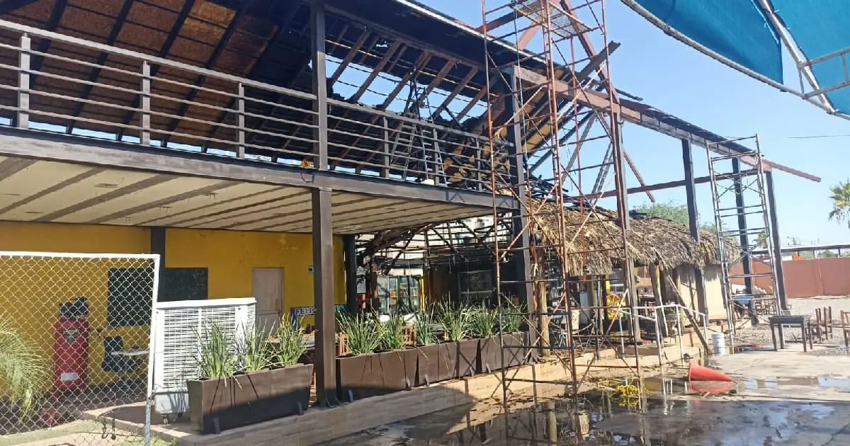 Bomberos combaten incendio de palapa de un restaurante en San Pedro