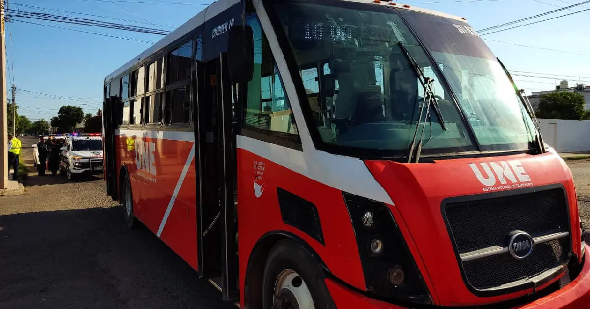 Hombre golpea la cara de una mujer dormida a bordo del transporte público