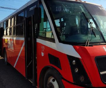 Hombre golpea la cara de una mujer dormida a bordo del transporte público