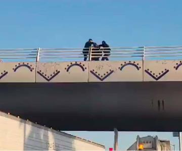 Rescatan a mujer que intentaba arrojarse de un puente en Hermosillo