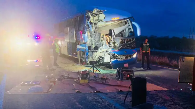 Así quedó el autobús de pasajeros. (Foto: Especial / EXPRESO)