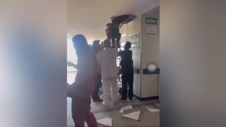Las personas atrapadas tuvieron que salir por un agujero en el techo. (Foto: Captura de video)