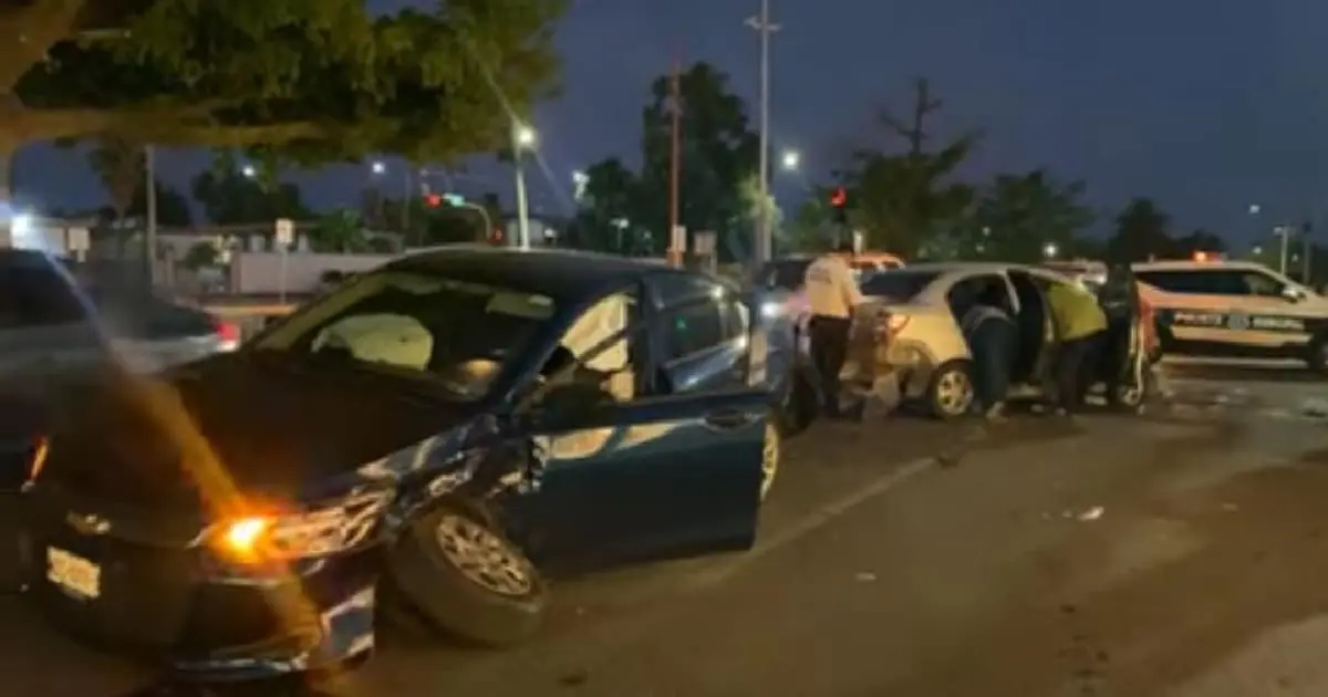 Aparatoso choque deja cuantiosos daños en Reforma y Navarrete