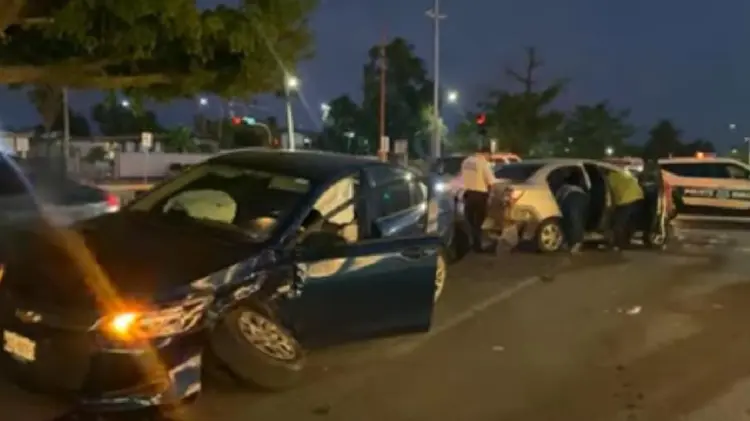 Aparatosa colisión deja daños materiales en Reforma y Navarrete (Foto:Tadeo Cruz/EXPRESO)