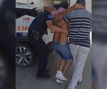 Policías trasladan un hombre intoxicado por inhalar solvente a un hospital