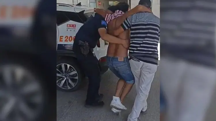 Hombre intoxicado es auxiliado por policías en Hermosillo (Foto:Especial/EXPRESO)