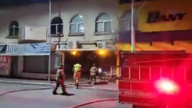 Bomberos sofocan siniestro en centro de Hermosillo (Foto:Especial/EXPRESO)